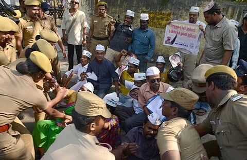 ஆம் ஆத்மி கட்சி முற்றுகை எதிரொலி: முதல்வர் வீட்டுக்கு பாதுகாப்பு அதிகரிப்பு