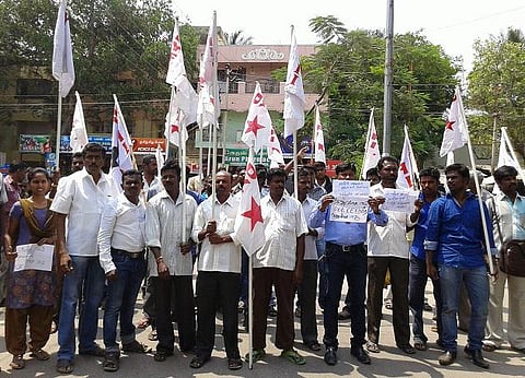 வாட்ஸ்அப் மூலம் வினாத்தாள் பகிர்ந்த விவகாரம்: ஒசூரில் தனியார் பள்ளிக்கு எதிராக ஆர்ப்பாட்டம்