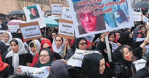 ஆப்கன் பெண் அடித்துக் கொல்லப்பட்ட சம்பவம்: நீதி கோரி ஆயிரக்கணக்கான பெண்கள் காபூலில் பேரணி