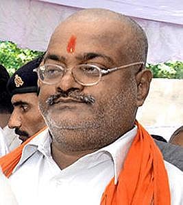 ஆசிரியர் நியமன முறைகேட்டில் சிக்கிய ம.பி. ஆளுநரின் மகன் மர்ம மரணம்