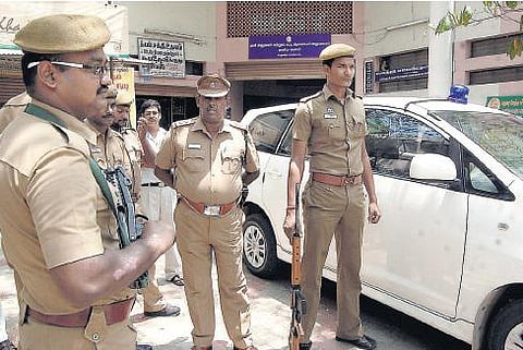 தொடர் கொலை மிரட்டல் எதிரொலி: சகாயத்துக்கு துப்பாக்கி ஏந்திய போலீஸார் கூடுதல் பாதுகாப்பு