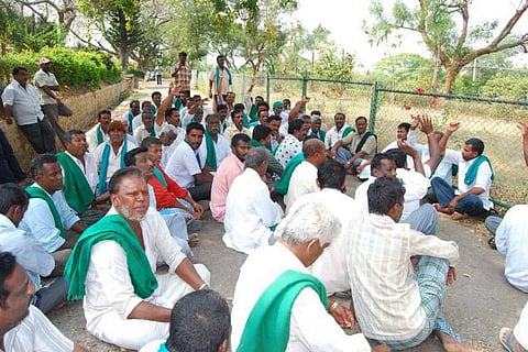 கர்நாடகத்துக்கு எதிர்ப்பு தெரிவித்து தமிழகத்தில் இன்று முழு அடைப்பு: அரசு பஸ்கள் இயங்கும்; கடைகள் அடைப்பு, லாரிகள் ஓடாது