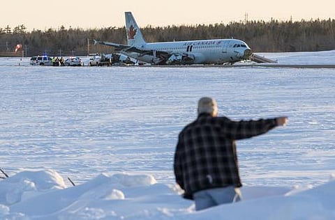கனடா விமானம் விபத்து: கதவை உடைத்து தப்பிய பயணிகள்