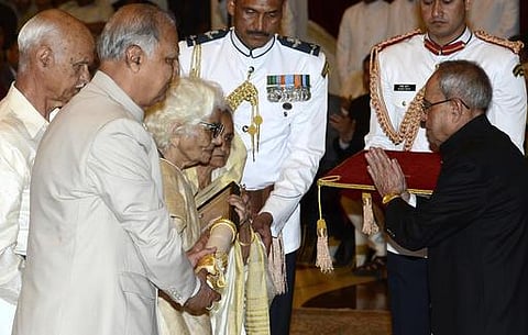 பத்ம விருதுகள் வழங்கும் விழாவில் மாளவியாவுக்கு பாரத ரத்னா: குடும்பத்தினரிடம் வழங்கினார் பிரணாப் முகர்ஜி