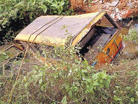 கடைசி நாளில் நடந்த சோகம்: கால்வாய்க்குள் பள்ளி வேன் கவிழ்ந்து மாணவன் உட்பட 3 பேர் பரிதாப பலி - 8 குழந்தைகள் படுகாயம்