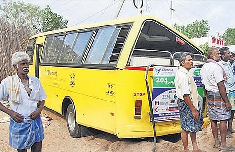 கரூர் அருகே புலியூரில் கல்லூரி வேன் - மினி லாரி மோதி 3 மாணவிகள், ஆசிரியை பலி