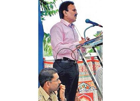 மகாராஷ்டிராவில் குழந்தைகள் நிகழ்ச்சிக்கு துப்பாக்கியுடன் அமைச்சர் சென்றதை நியாயப்படுத்தும் சிவசேனா: முந்தைய அரசின் நிர்வாக சீர்கேடே காரணம் என குற்றச்சாட்டு