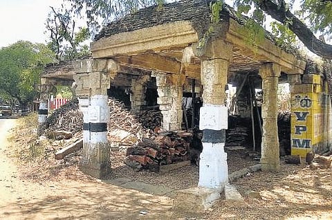 திருவில்லிபுத்தூர் அருகே சிதிலமடைந்து வரும் நாயக்கர் மணிமண்டபங்கள்: தொல்லியல் துறை மீட்டு புனரமைக்க வலியுறுத்தல்