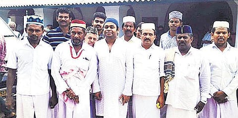 முத்துப்பேட்டை தர்காவில் ஏ.ஆர்.ரஹ்மான் வழிபாடு