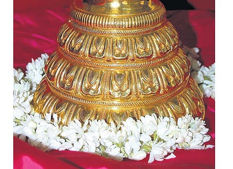 சடாரியில் இருக்கும் பாதங்கள் யாருடையவை?