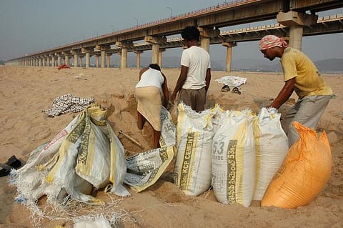 மணல் கடத்தல் வழக்கில் ஆள் மாறாட்டம்: 2 போலீஸ் அதிகாரிகள் சஸ்பெண்ட்