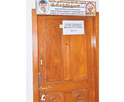 தேமுதிக எம்எல்ஏக்கள் விடுதி அறைக்கு பூட்டு: சஸ்பெண்ட் செய்யப்பட்டதால் நடவடிக்கை