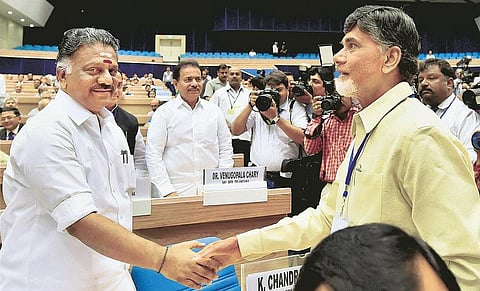 சென்னை உயர் நீதிமன்றத்தில் தமிழை வழக்காடு மொழியாக மத்திய அரசு அங்கீகரிக்க வேண்டும்: முதல்வர் மாநாட்டில் ஓ.பன்னீர்செல்வம் பேச்சு