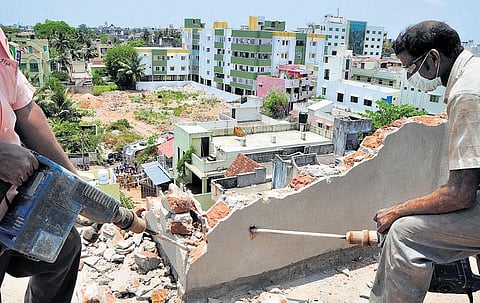 புதுச்சேரியில் விரிசல் விழுந்த அடுக்குமாடி கட்டிடத்தை இடிக்கும் பணி தொடக்கம்