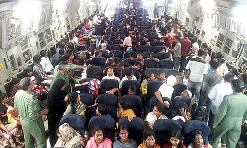 உலக நாடுகளை வியக்கவைத்த இந்திய கடற்படை: ஏமனில் இருந்து இதுவரை 2300 பேர் மீட்பு