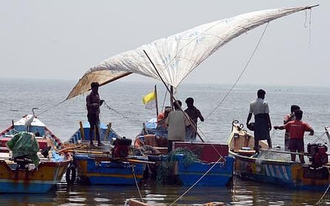 இலங்கை கடற்படையால் 1000 தமிழக மீனவர்கள் விரட்டியடிப்பு
