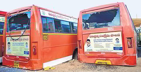 சென்னை கோயம்பேட்டில் 8 ஆந்திர பேருந்துகள் மீது தாக்குதல்: 2 பேர் கைது