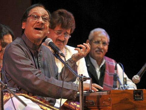 வாரணாசி கோயிலில் பாகிஸ்தானின் பிரபல பாடகர் உஸ்தாத் குலாம் அலியின் இசை நிகழ்ச்சி