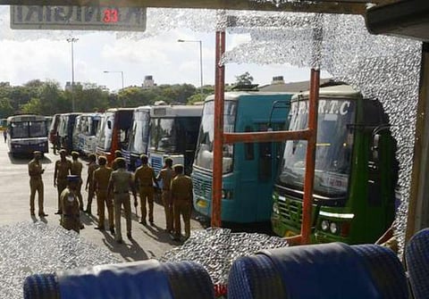 சென்னை கோயம்பேட்டில் கல்வீச்சு: ஆந்திர பேருந்துகள் சேதம்