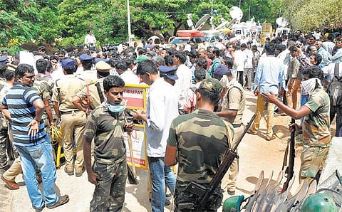 அரசியல் பின்னணியும் செம்மர என்கவுன்ட்டர்களும்.. - கடந்த கால நிகழ்வுகளில் வெளிப்படும் அதிர்ச்சிகள்