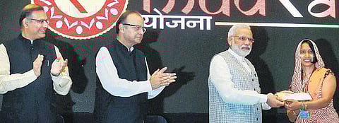 சிறு, குறுந் தொழிலுக்கு ரூ.10 லட்சம் வரை கடன்- முத்ரா வங்கி தொடக்க விழாவில் மோடி அறிவிப்பு