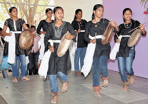 பறை இசைத்து நிமிர்ந்து நில்