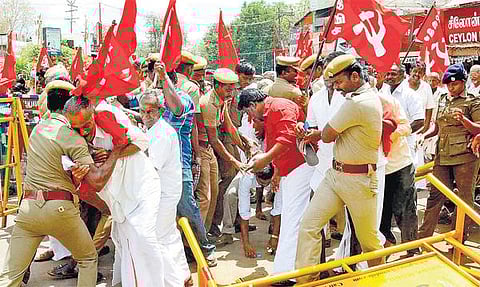 மேகேதாட்டுவில் புதிய அணை கட்ட எதிர்ப்பு: டெல்டா மாவட்டங்களில் ரயில் மறியல்; முற்றுகை