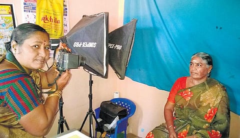 ஸ்மைல் ப்ளீஸ் அக்கா