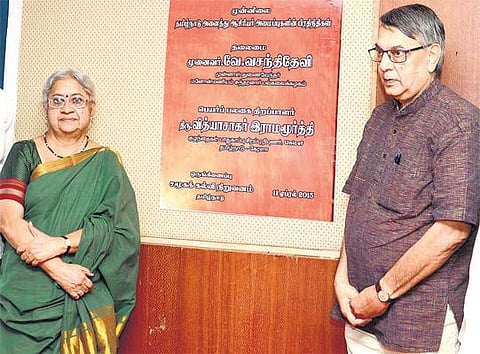 அரசுப் பள்ளிகளை காப்பாற்ற வேண்டிய பொறுப்பு ஆசிரியர்களிடம்தான் உள்ளது: கல்வியாளர் வே.வசந்திதேவி அறிவுரை