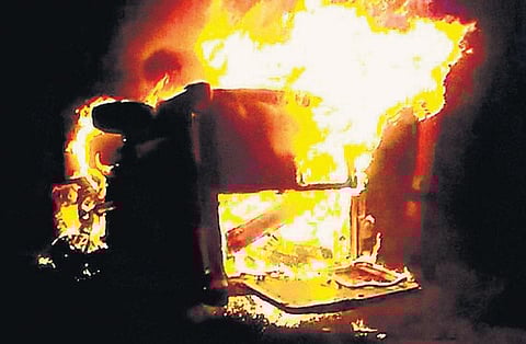 மரத்தில் ஆம்புலன்ஸ் மோதி தீ விபத்து: ஈரோடு அருகே தாய், மகள் உட்பட மூவர் பலி