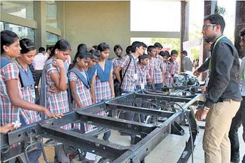 சவீதா பொறியியல் கல்லூரியில் மாணவர்களின் படைப்புகள் கண்காட்சி