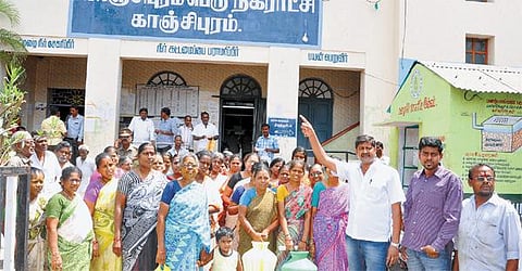 காஞ்சிபுரத்தில் கடும் குடிநீர் தட்டுப்பாடு: முற்றுகையால் திணறும் நகராட்சி அலுவலகம்