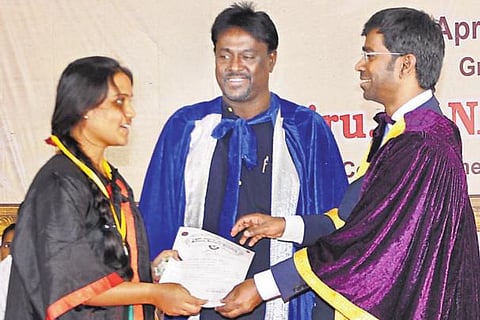 ஐஆர்எஸ் அதிகாரி ஆன குழந்தைத் தொழிலாளி: கல்லூரி பட்டமளிப்பு விழாவில் நம்பிக்கைத் தகவல்