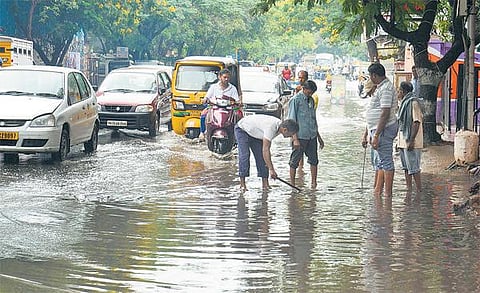 லேசான மழைக்கே கடும் போக்குவரத்து நெரிசல்: சென்னையில் 10 முக்கிய சாலைகளை அகலப்படுத்தும் திட்டம் என்ன ஆனது?- மாநகராட்சி விளக்கம்