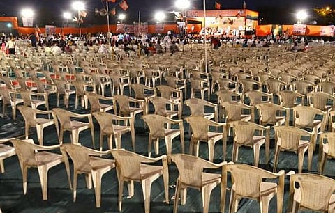 நிலச் சட்டத்தை விளக்கிய கட்கரி: காற்றோட்டம் மிகுந்த பாஜக கூட்டம்