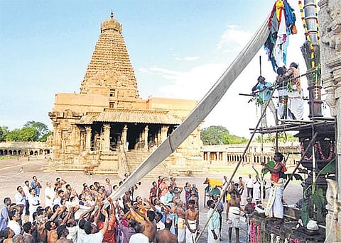 தஞ்சை பெரிய கோயிலில் 100 ஆண்டுகளுக்குப் பிறகு ஏப்.29-ல் தேரோட்டம்: சித்திரைப் பெருவிழா கொடியேற்றத்துடன் தொடங்கியது