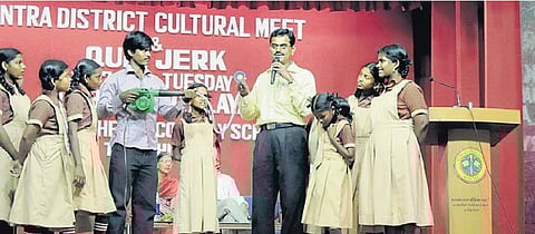 விளையாட்டுப் பொருட்களின் உதவியுடன் பள்ளி மாணவர்களுக்கு அறிவியல் செயல்விளக்கம்: புதுமையான முயற்சிக்காக தேசிய விருது பெற்ற அரசுக் கல்லூரி முதல்வர்