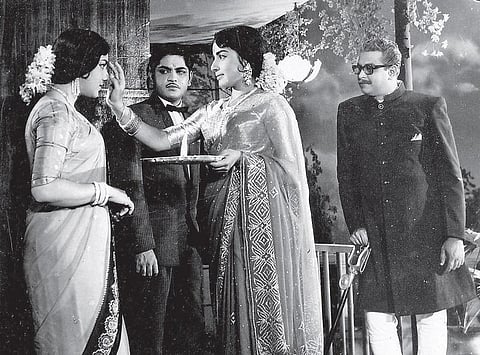 வெண்ணிற ஆடை 50: அலைகடலில் சிறிய தோணி.. கலை உலகில் புதிய பாணி..