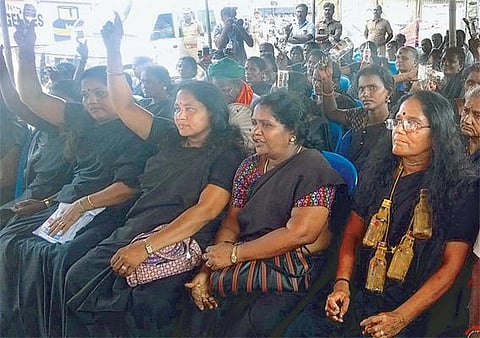 தமிழகத்தில் மதுவிலக்கை அமல்படுத்தக் கோரி ஆவடியில் கருப்பு நிற புடவையில் பெண்கள் உண்ணாவிரதம்