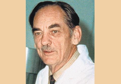 ஜார்ஜ் ஹிட்சிங்ஸ் 10