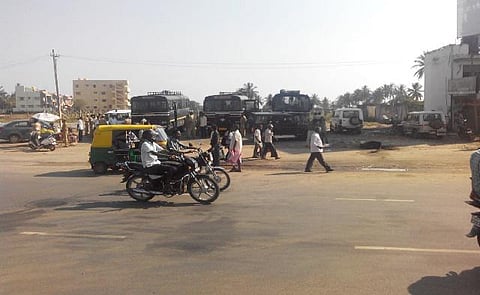 கர்நாடகா பந்த் எதிரொலி: தமிழக பேருந்துகள் மாநில எல்லையில் நிறுத்தம்- பயணிகள் அவதி