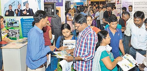 ‘தி இந்து’ வேலைவாய்ப்பு வழிகாட்டி கண்காட்சி தொடங்கியது: ஆர்வத்தோடு பங்கேற்ற மாணவ, மாணவிகள்