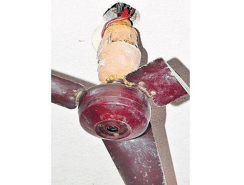 புதுச்சேரியில் துணிகரம்: அரசு ஊழியர் வீட்டில் 84 சவரன் நகை திருட்டு - சீலிங் ஃபேனில் மறைத்து வைத்ததை அள்ளிச்சென்றனர்