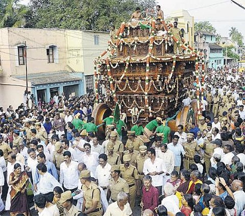 தஞ்சை பெரிய கோயில் புதிய தேர் வெள்ளோட்டம்: திரளான பக்தர்கள் வடம்பிடித்து இழுத்தனர்