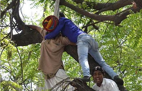 நிலச் சட்ட எதிர்ப்பு: ஆஆக பேரணியில் விவசாயி தற்கொலை