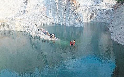 கல் குவாரி குட்டையில் நீச்சல் பழகச் சென்றபோது சோகம்: பெங்களூருவில் பொறியியல் மாணவர்கள் 5 பேர் பலி