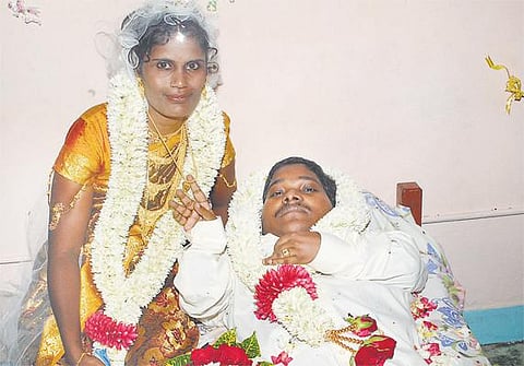 20 ஆண்டுகளாக படுக்கையில் இருப்பவரை காதலித்து மணந்த புதுமைப்பெண்