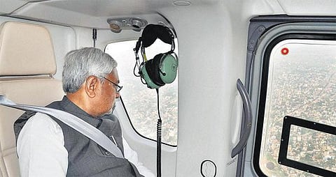 வீடுகள், பயிர்களை இழந்து விவசாயிகள் தவிப்பு: பிஹார் புயலுக்கு பலியானோர் எண்ணிக்கை 48 ஆக உயர்வு - ஹெலிகாப்டரில் பார்வையிட்டார் நிதிஷ் குமார்