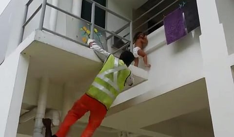 சிங்கப்பூர்: பால்கனியில் சிக்கிய குழந்தையை துணிச்சலுடன் மீட்ட தமிழ்த் தொழிலாளர்