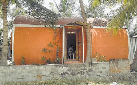 நிலநடுக்கத்தால் பாதிக்கப்படாத கான்கிரீட் உருளை வீடு: கட்டிட மேஸ்திரி உருவாக்கியதை ஆய்வு செய்து அங்கீகரிக்க வேண்டுகோள்